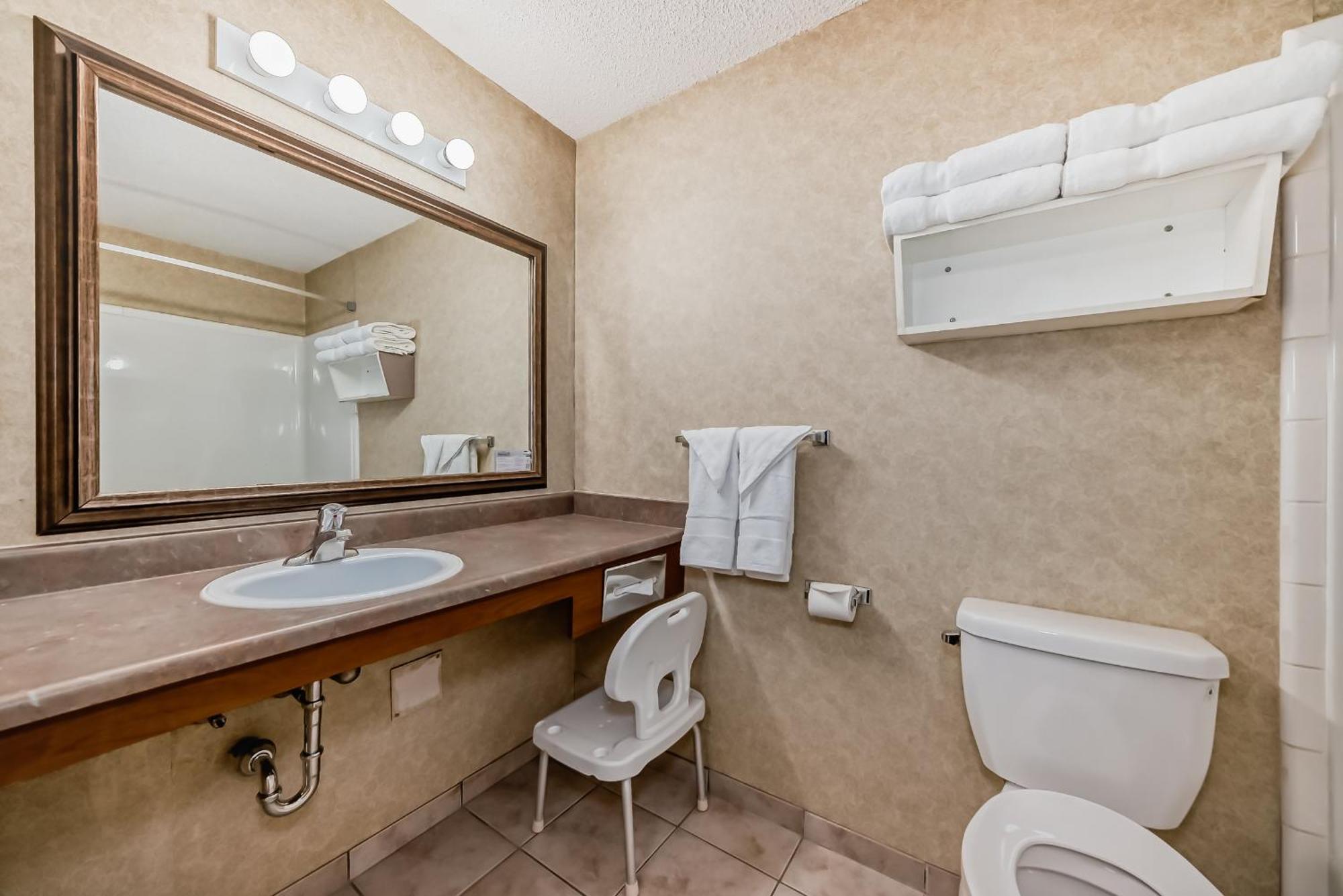 Stony Plain Inn & Suites 외부 사진