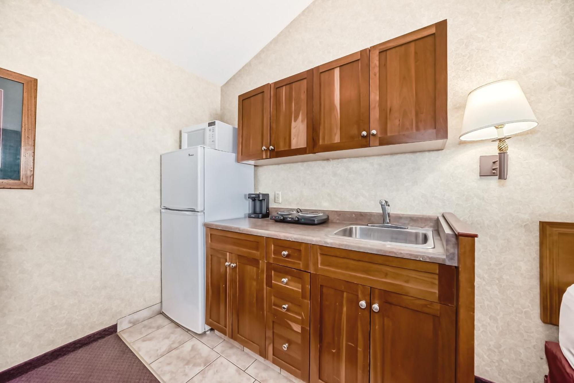 Stony Plain Inn & Suites 외부 사진