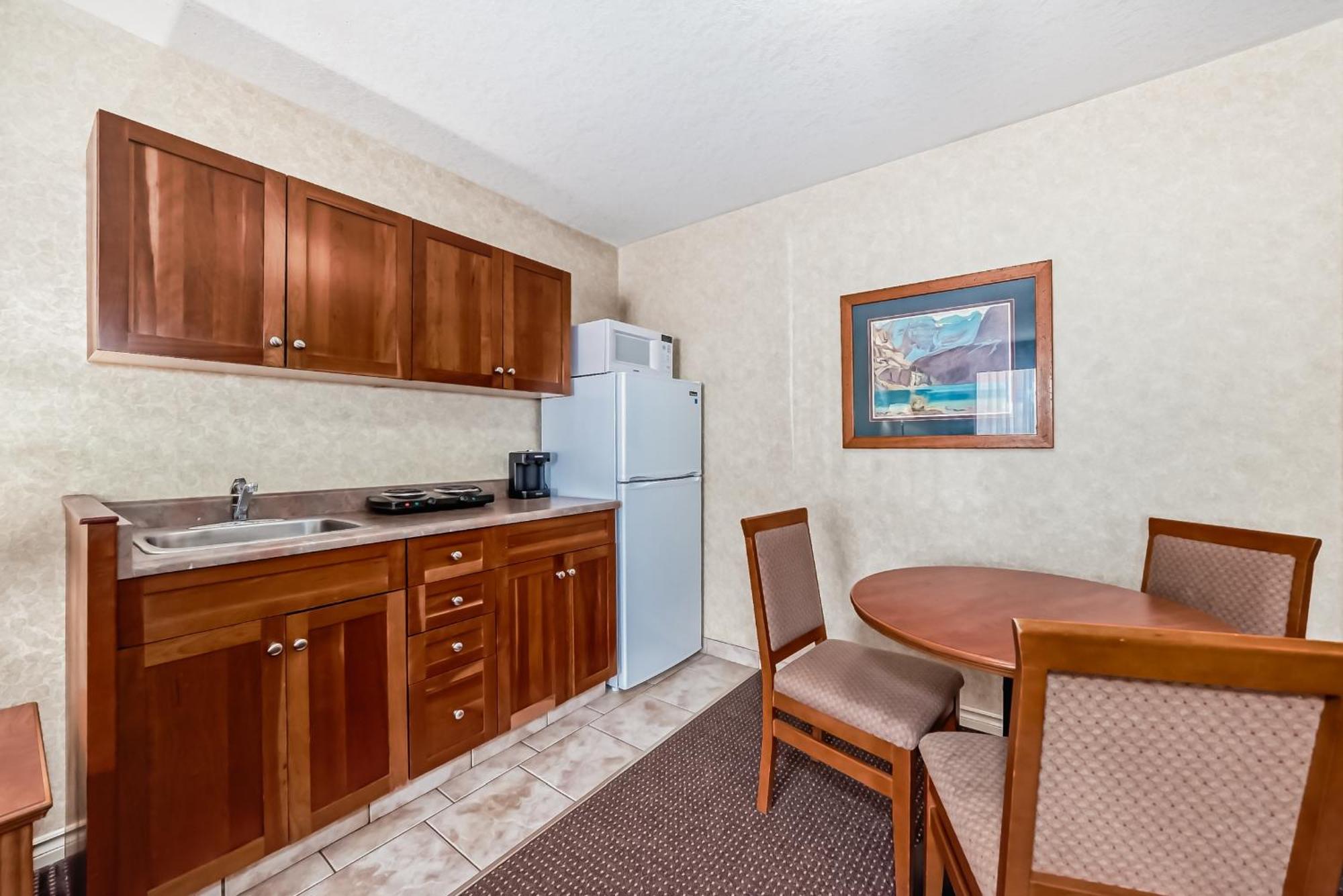 Stony Plain Inn & Suites 외부 사진