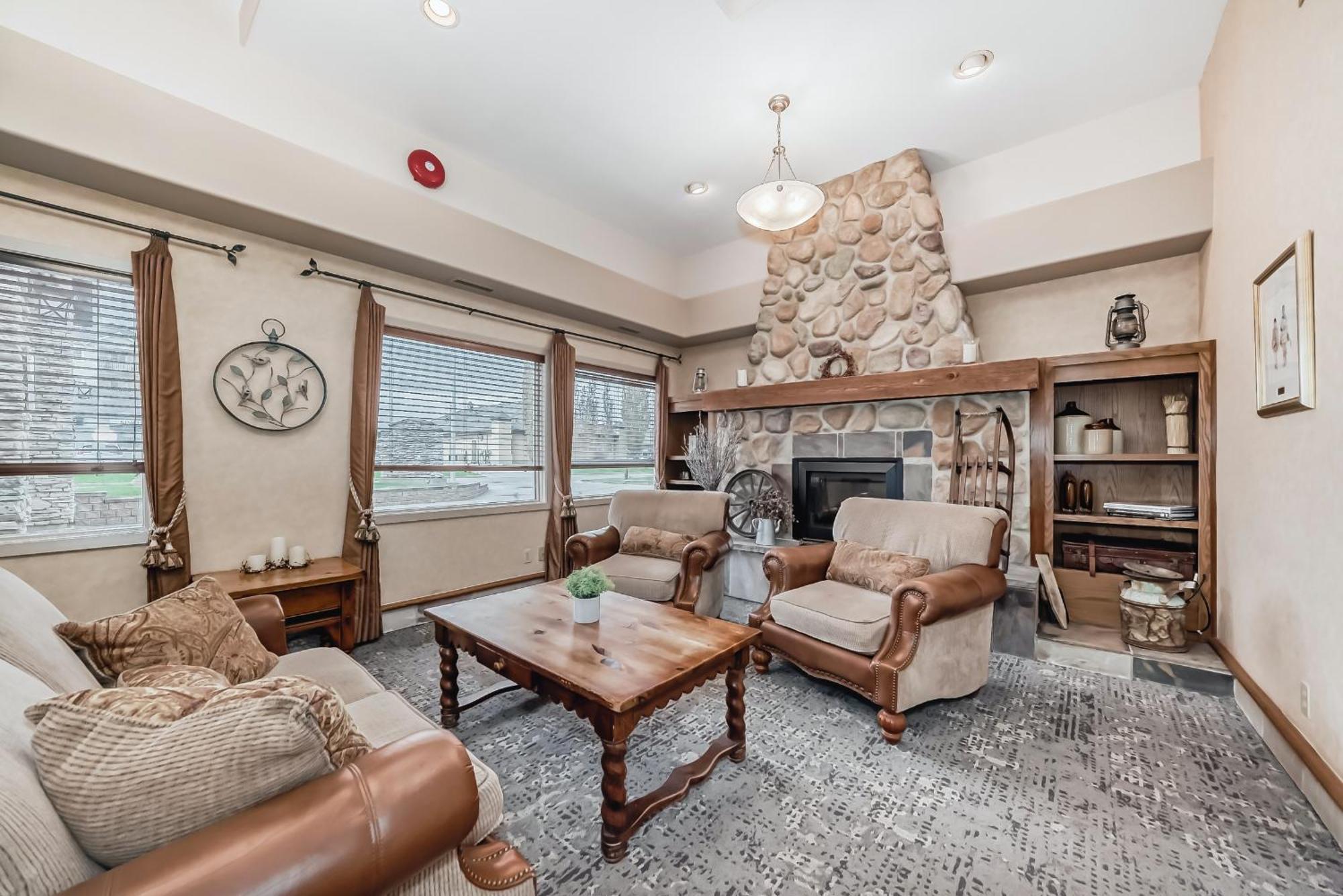 Stony Plain Inn & Suites 외부 사진