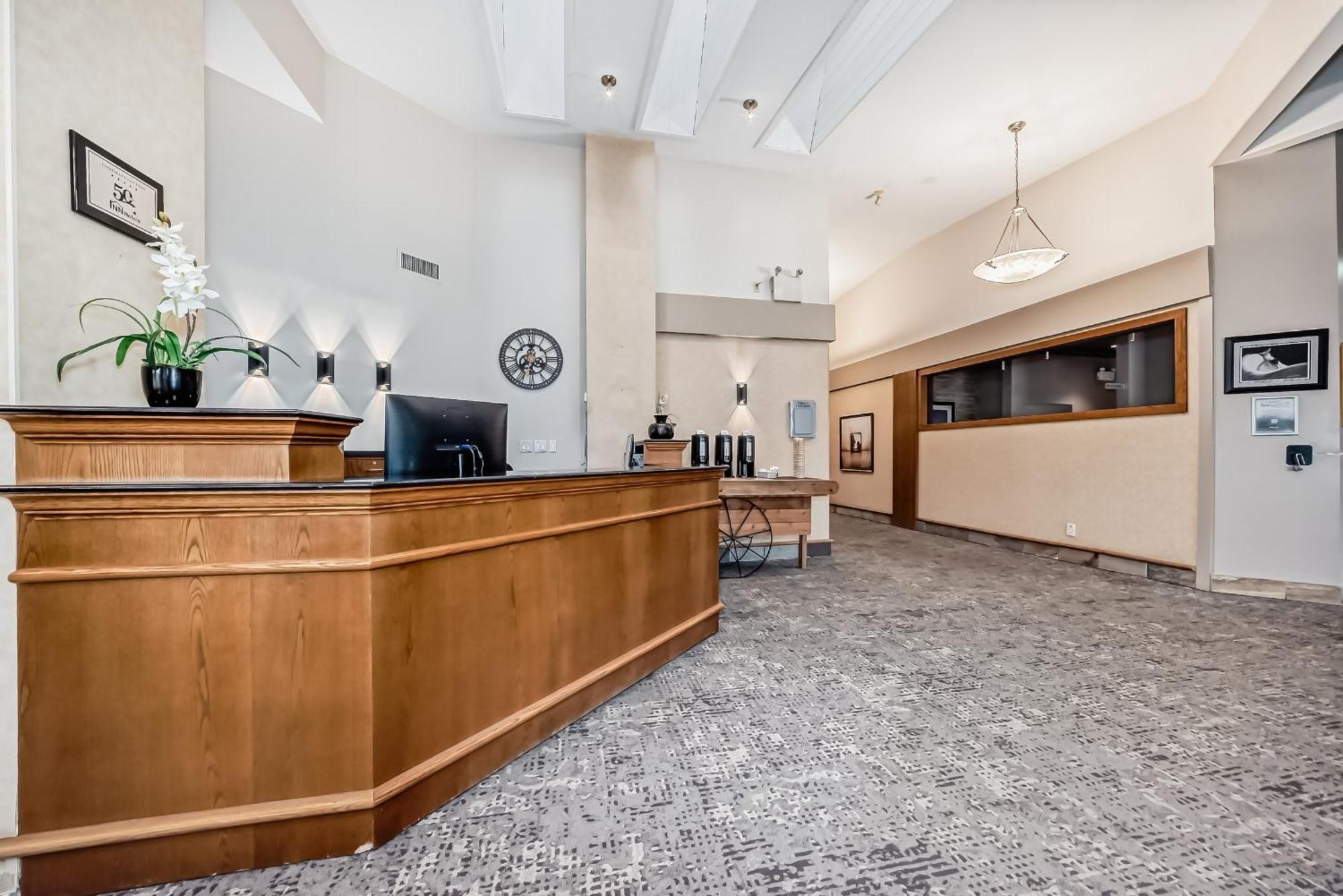Stony Plain Inn & Suites 외부 사진