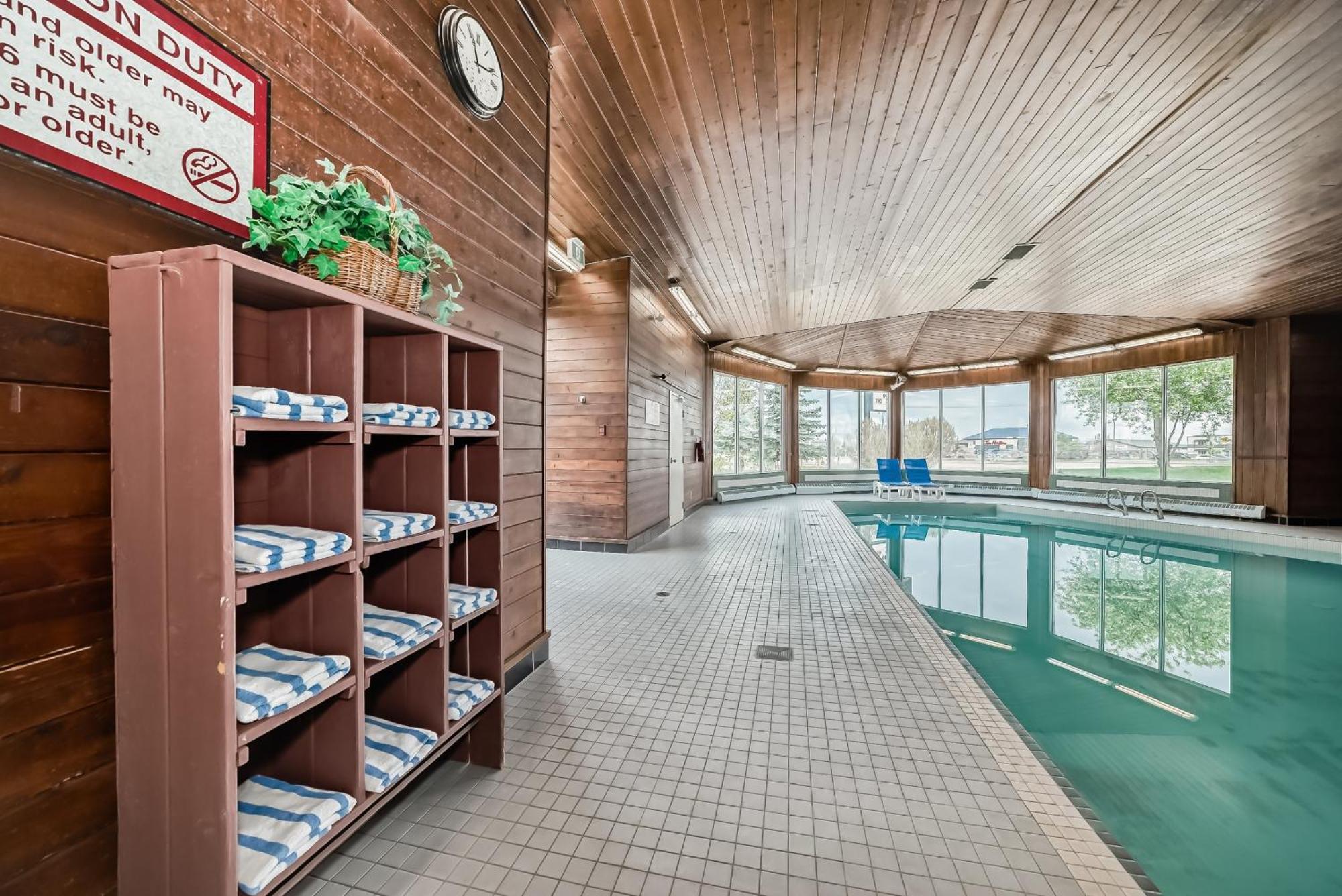 Stony Plain Inn & Suites 외부 사진