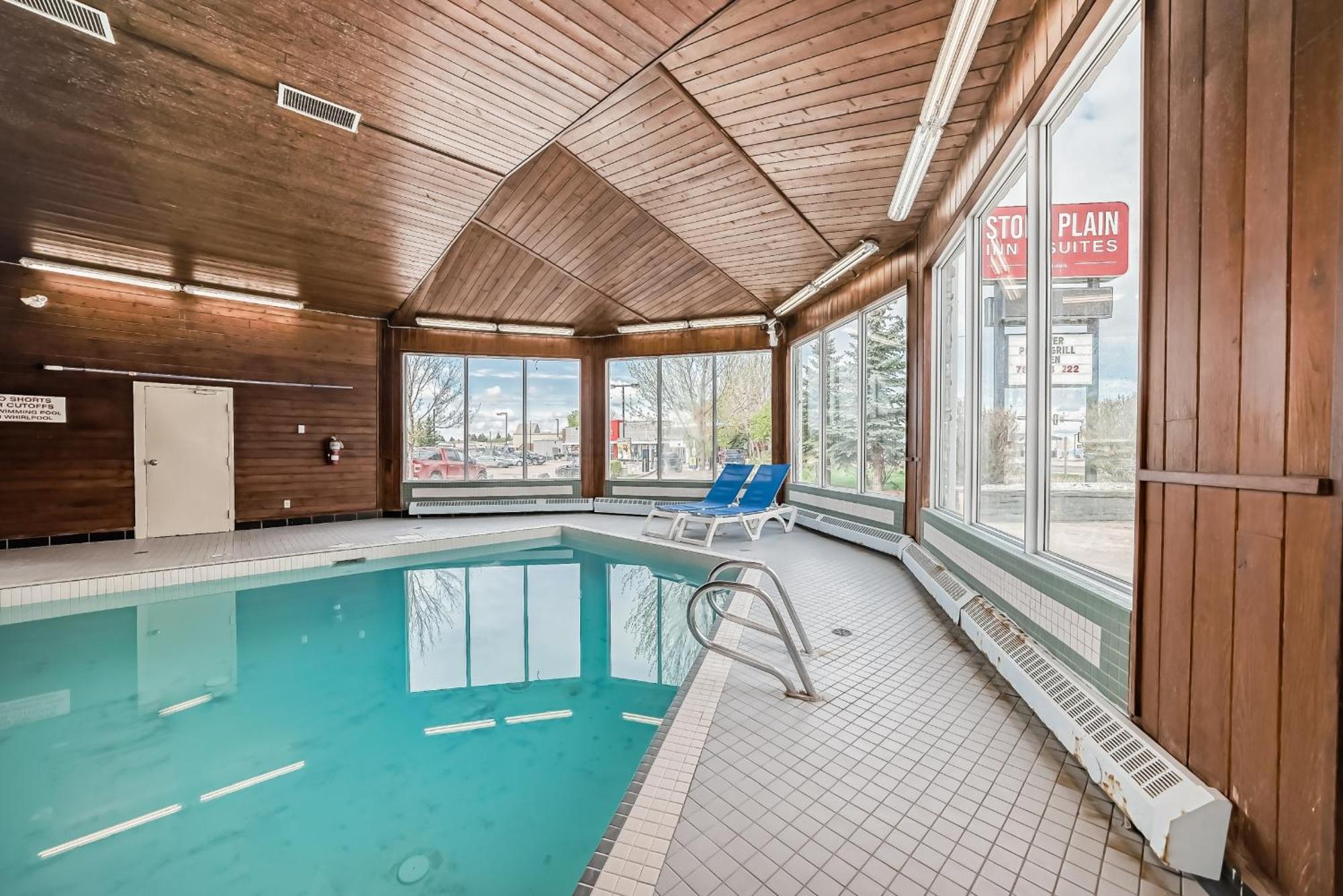 Stony Plain Inn & Suites 외부 사진