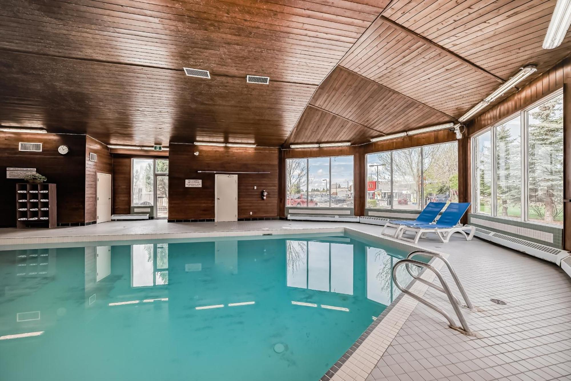 Stony Plain Inn & Suites 외부 사진